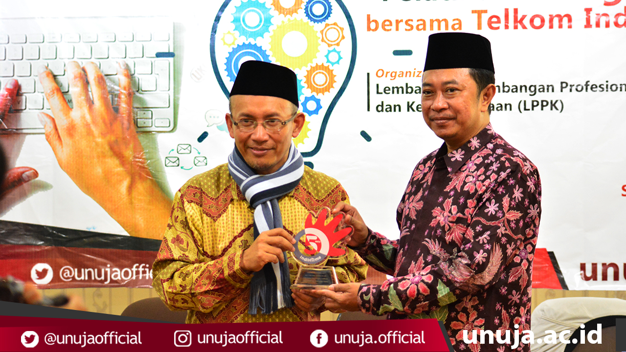 Pemberian Cinderamata dari Telkom Indonesia kepada Rektor Universitas Nurul Jadid