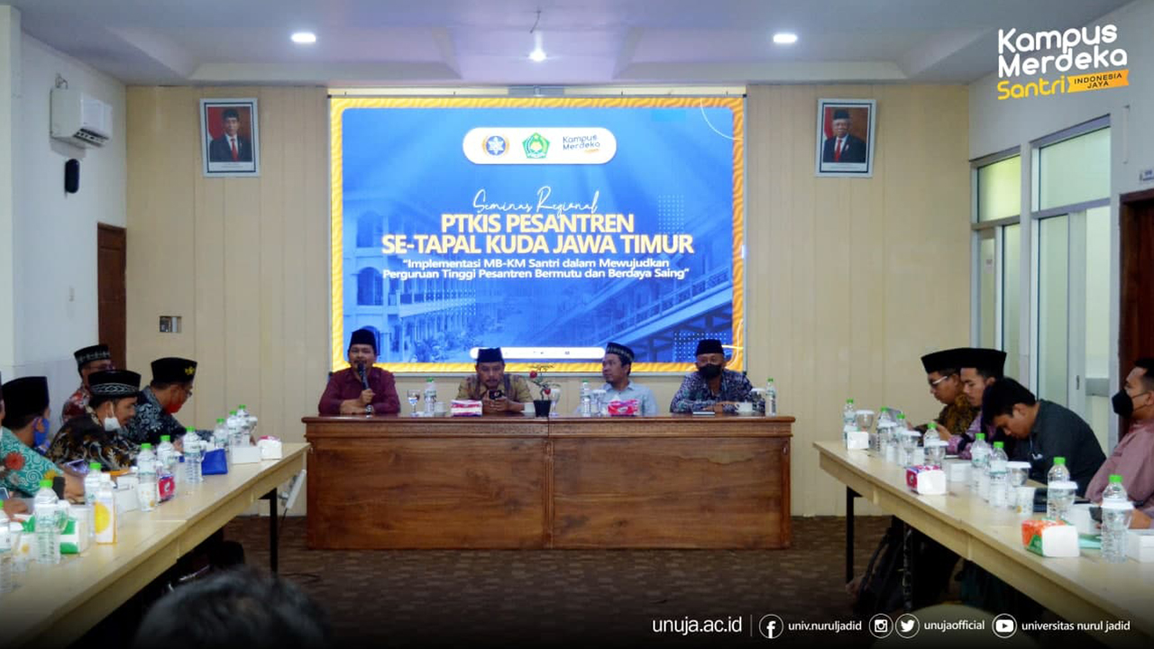 Penyampaian Materi Implementasi MBKM Santri dalam Mewujudkan Perguruan Tinggi Pesantren Bermutu dan Berdaya Saing oleh Dr. H. Kholilur Rahman, M.Pd.