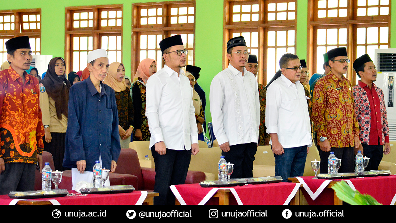 Menyanyikan Lagu Indonesia Raya