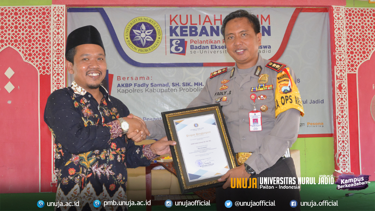 Penyerahan piagam penghargaan oleh Wakil Rektor III kepada Bapak Kapolres Kab. Probolinggo sebagai narasumber dalam kegiatan Kuliah Umum dan Pelantikan BEM Universitas Nurul Jadid