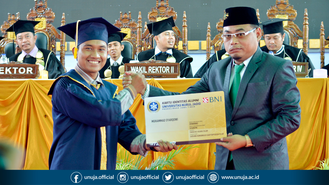 Penyerahan Kartu Ikatan Alumni (KIA) UNUJA Secara Simbolis oleh Ketua Ikatan Alumni (IKA) UNUJA