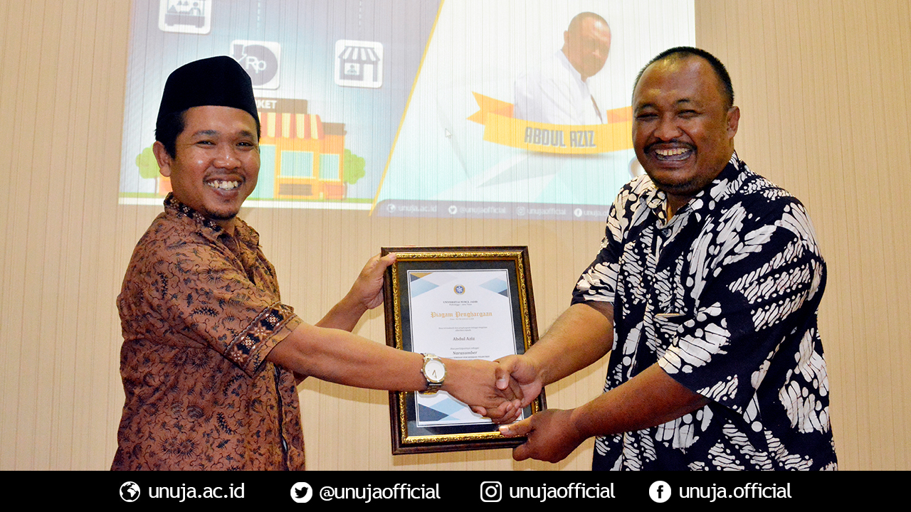 Warek III memberikan cinderamata kepada Kang Aziz sebagai narasumber seminar UKM Berbasis Pesantren di Universitas Nurul jadid