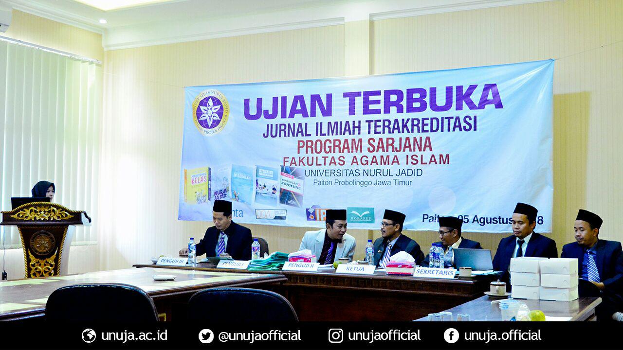 Para penguji sedang menyimak presentasi dari salah satu peserta Ujian Terbuka