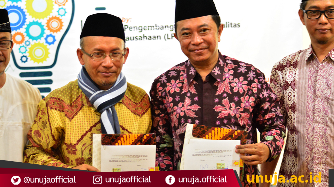 Rektor UNUJA bersama Direktur Telkom Indonesia usai Melakukan Penandatanganan MoU