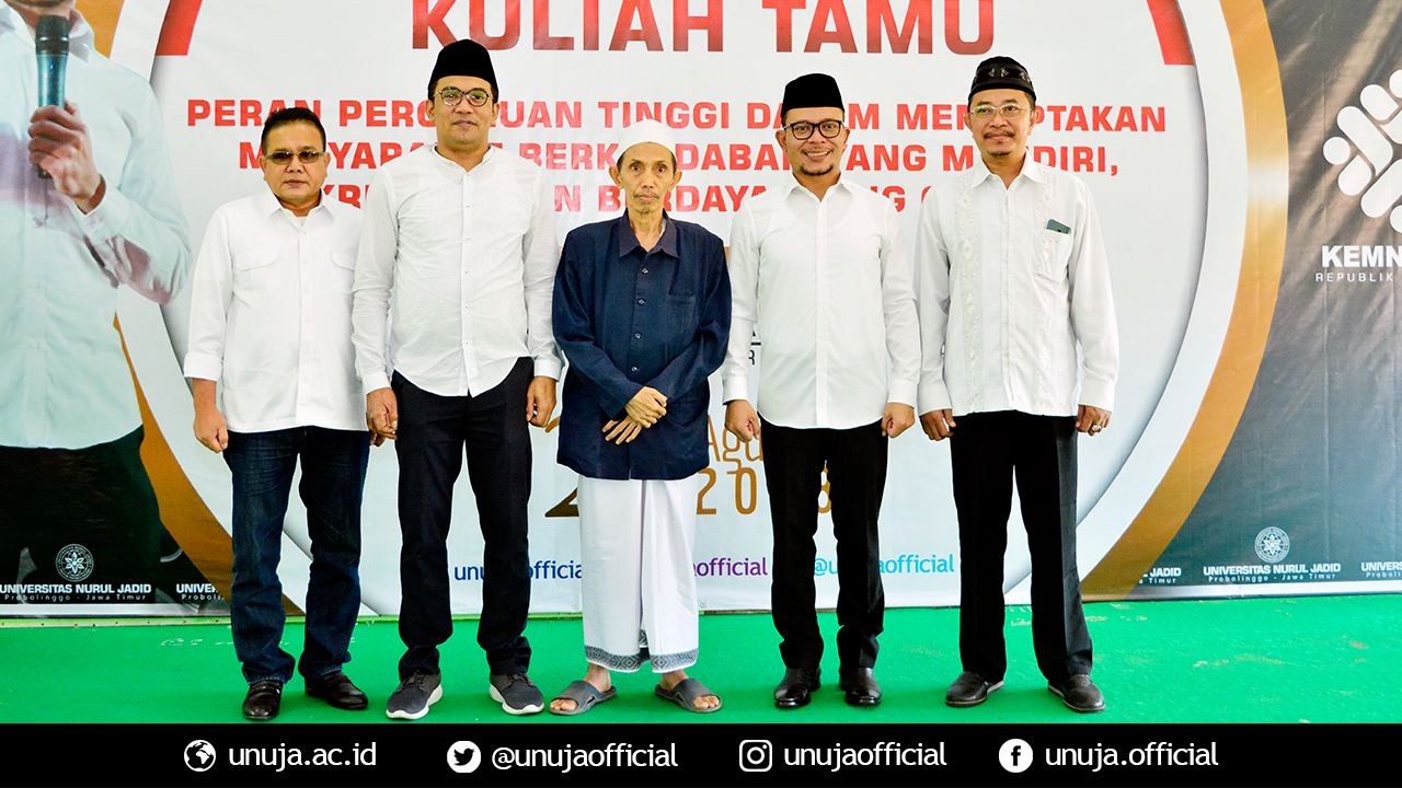 Foto Bersama dari Kiri: Dirjen Kemnaker, Stafsus Kemnaker, Pengasuh PP. Nurul Jadid (KH. Moh. Zuhri Zaini), Menteri Kemnaker (Hanif Dhakiri), Rektor Universitas Nurul Jadid (KH. Abd. Hamid Wahid)