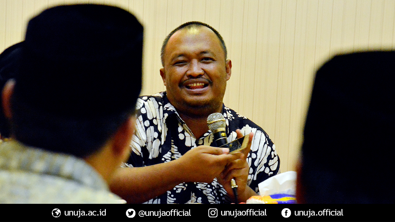  Kang Aziz menyampaikan materi seminar UKM Berbasis Pesantren di Universitas Nurul jadid