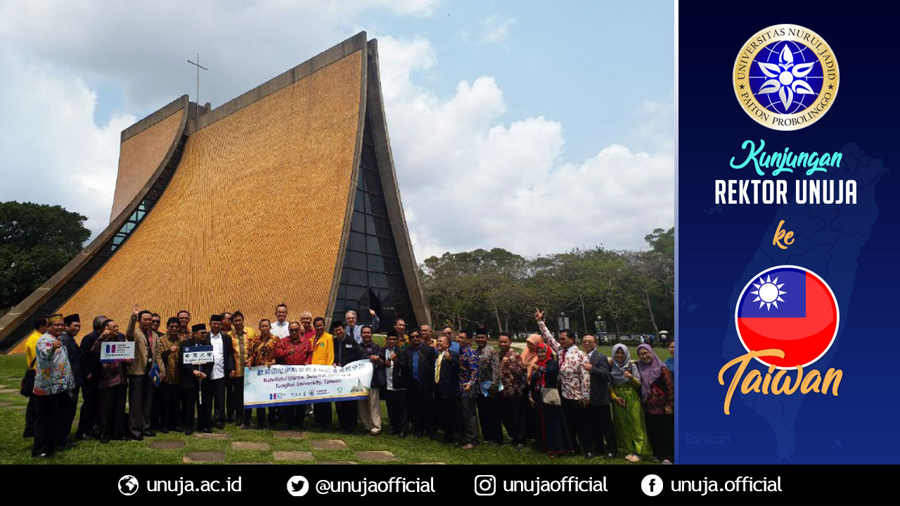 Rektor berpose di depan Gereja Universitas Tung Hai University