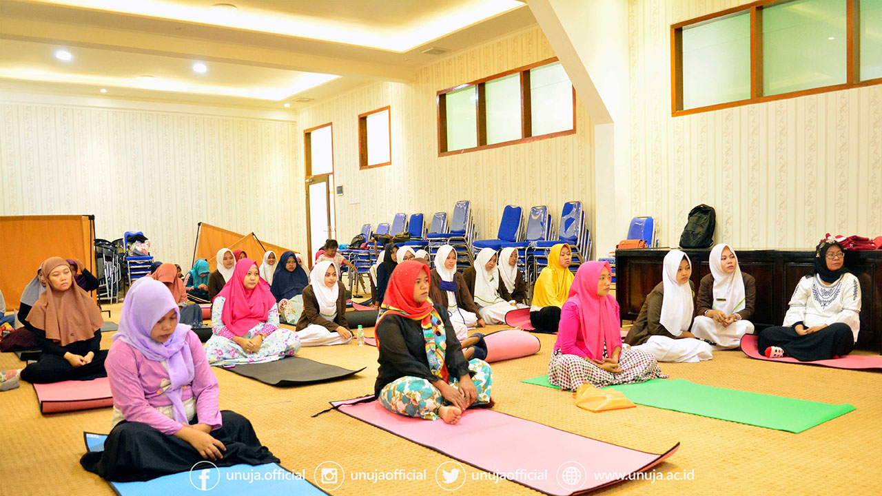 Senam Yoga khusus Ibu hamil, oleh Himaprodi Kebidanan Universitas Nurul Jadid