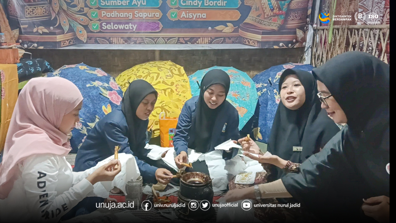 Mahasiswa UNUJA Ramaikan Demonstrasi Membatik HARJAKAPRO ke-280 di Alun-alun Kraksaan
