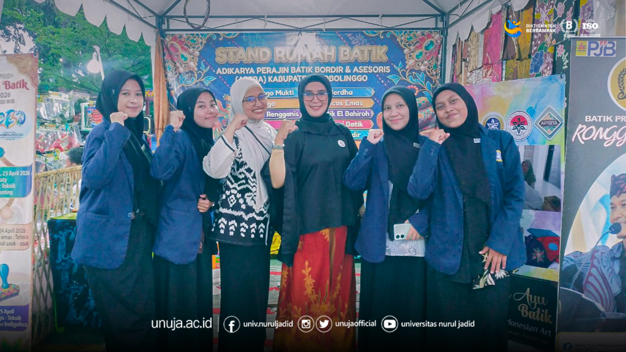 Mahasiswa UNUJA Ramaikan Demonstrasi Membatik HARJAKAPRO ke-280 di Alun-alun Kraksaan