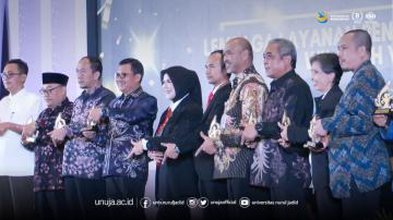 UNUJA Raih Penghargaan Perguruan Tinggi Klaster Madya untuk Kinerja Penelitian dan Pengabdian kepada Masyarakat